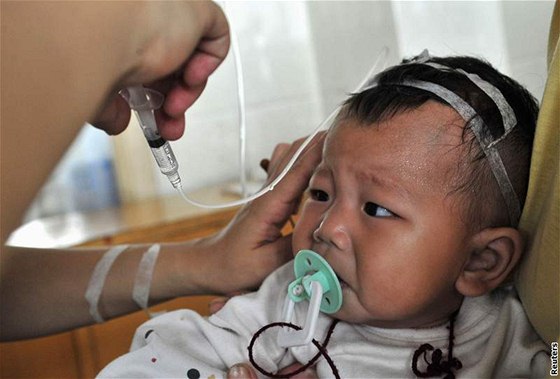 Dít, které se napilo kontaminovaného mléka, se léí v nemocnici v ínském mst Hefei léí s ledvinovými kameny.