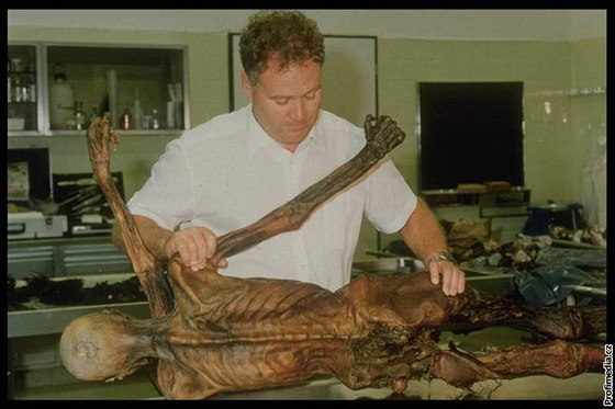 Ötzi se narodil ped více ne pti tisíci lety. Vdci zjistili, e mil 160 centimetr, váil kolem padesáti kilogram a ml nohu o velikosti osmaticet.
