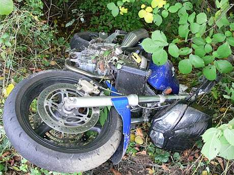 Motorkáv stroj skonil deset metr od místa nehody.