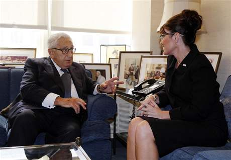 Uitel a ákyn. Sarah Palinová dostala hodinu diplomacie u bývalého amerického ministra zahranií Henryho Kissingera (23. záí 2008).