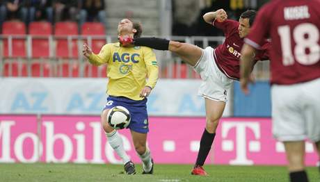 Sparta - Teplice, hrzostran vypadající zákrok domácího Kladrubského (vpravo) na hostujícího Juna.