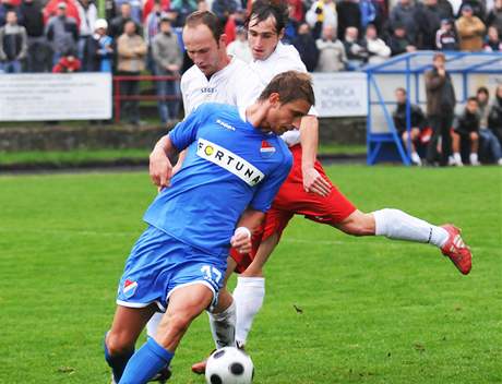 Boskovice - Ostrava, hostující David Stihavka ( v modrém) klikuje ped hrái domácích.