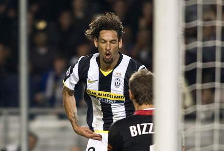 Amauri z Juventusu zkouí pekonat brankáe Catanie  Bizzarriho.