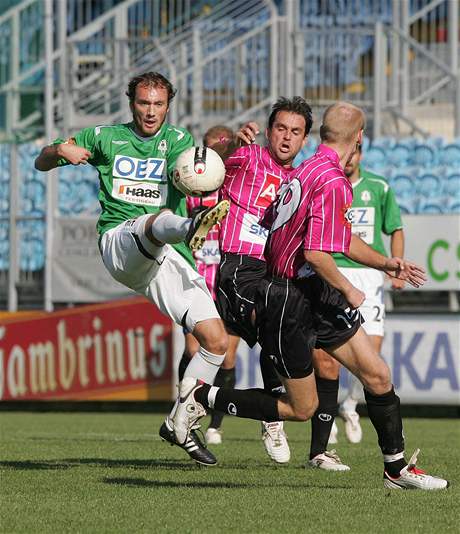 eské Budjovice - Jablonec: jablonecký Klapka (vlevo) v souboji s Hunalem