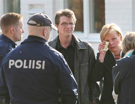 Finové mají po tragédii v Kauhajoki strach z dalího násilí. Policisté pátrají po autorech desítek výhruných SMS.