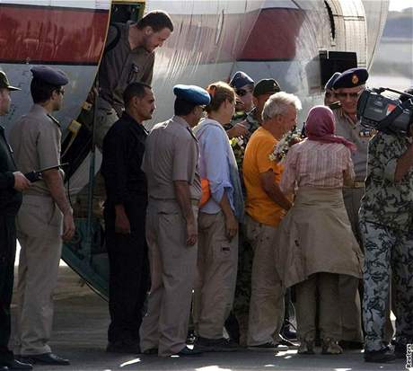 Rukojmí piletli po osvobození do Káhiry letounem egyptské armády.