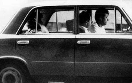 Zavradný mafián Frantiek Mrázek ve voze iguli na archivním snímku komunistické Veejné bezpenosti.