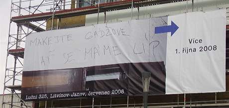 Transparent visel po nkolik hodin na stavb Paláce Zdar v Ústí. Nikdo nechce íci, kdo ho vyvsil. Policie ho rychle sundala.