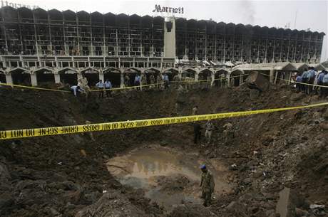 Nsledky atenttu na hotel Marriott v pkistnskm Islmbdu, kter si vydal destky obt. (21. z 2008)