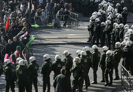 Policist bhem demonstrace v Koln (20. z 2008)