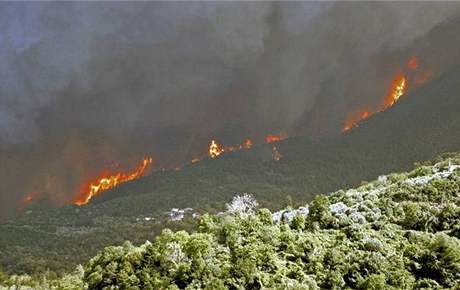 S poáry bojují desítky eckých hasi.