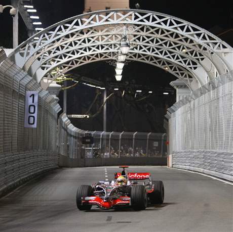 Lewis Hamilton s McLarenem v premiérové Velké cen Singapuru.
