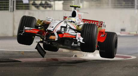 Takhle letl Giancarlo Fisichella pi závod v Singapuru. Po sezon  pro zmnu vyletli dva lenové vedení stáje.