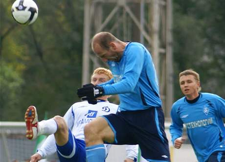 Takhle Jan Koller bojuje v ruské lize v dresu Samary.