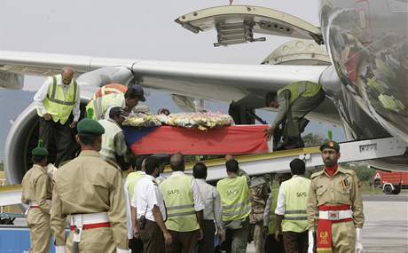 Pkistnt vojci nakldaj rakev s tlem zesnulho velvyslance na palubu letadla na vojensk leteck zkladn v Rawalpindi. (22.9.2008)