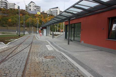 Nástupní zastávka Radlická, kde je projídjící tramvaj píli blízko nástupnímu ostrvku