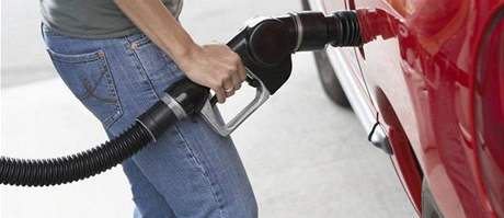 Benzin by podle ekonom mohl v esku do nkolika týdn zlevnit.