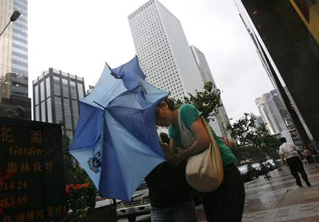 Tajfun Hagupit Hongkong minul, zasáhly ho jen jeho okrajové vtry.