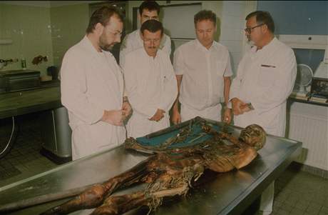 Nález Ötziho zamotal vdcm v roce 1991 hlavu.