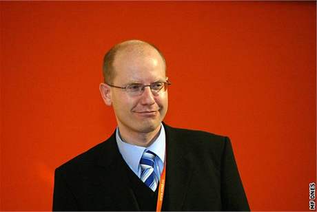 Bohuslav Sobotka se v ele dvryhodných politik drí u od loského íjna.