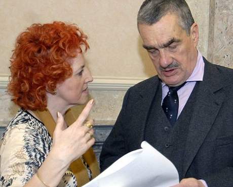 Ministi obrany a zahranií Vlasta Parkanová a Karel Schwarzenberg mají hlavní díl své práce za sebou. Ob smlouvy o radaru jsou podepsané a zveejnné. Te radar zamíí do Snmovny.