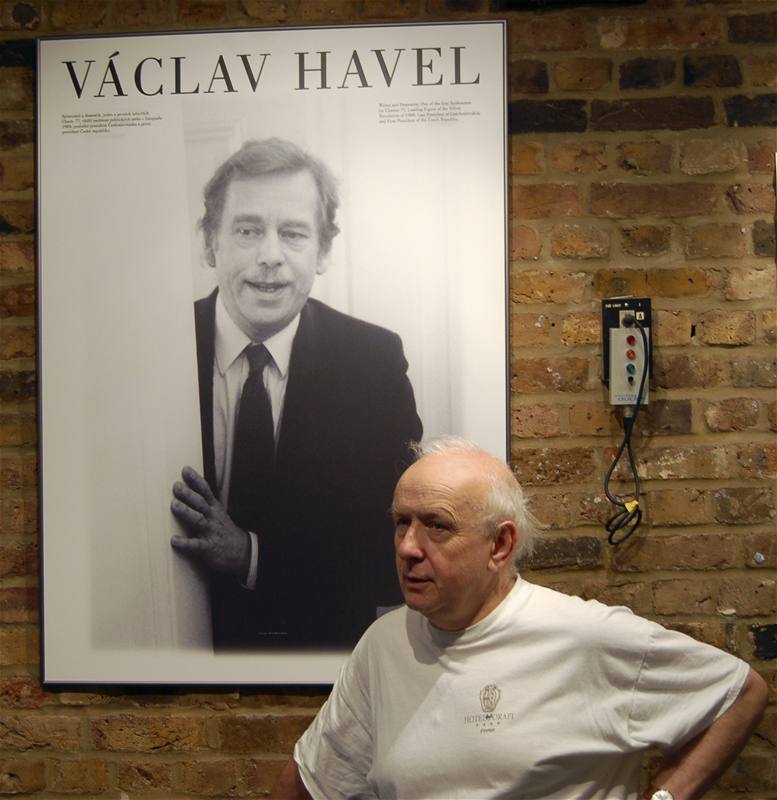 Dramatik a exprezident Václav Havel s manelkou Dagmar navtívil pátení pedstavení anglické verze Odcházení v londýnském divadle Orange Tree.