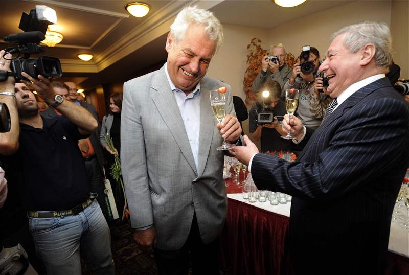 Miroslav louf s Miloem Zemanem (vlevo) na oslav narozenin.