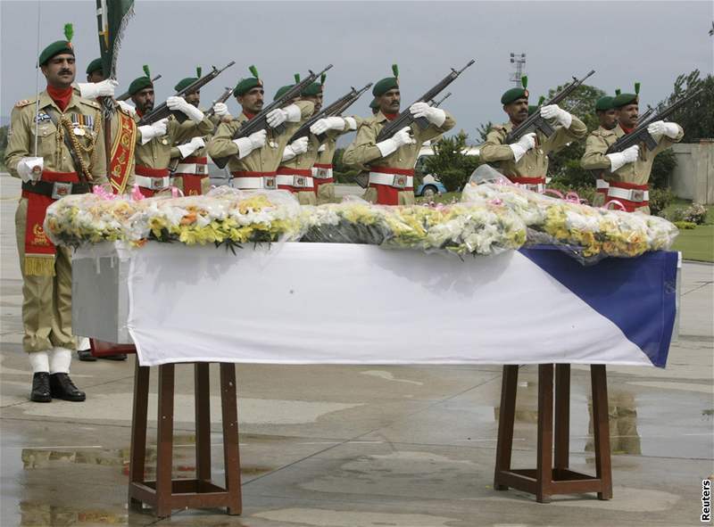 Pákistántí vojáci zasalutovali nad rakví s tlem zesnulého velvyslance na vojenské letecké základn v Rawalpindi. (22.9.2008)