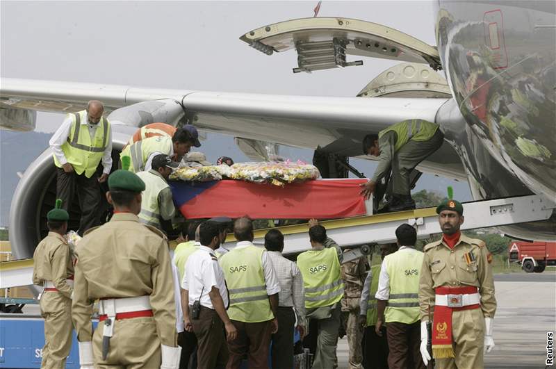 Pákistántí vojáci nakládají rakev s tlem zesnulého velvyslance na palubu letadla na vojenské letecké základn v Rawalpindi. (22.9.2008)