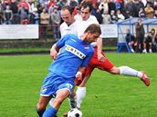 Boskovice - Ostrava, hostující David Střihavka ( v modrém) kličkuje před hráči domácích. Boskovice - Ostrava, hostující David Střihavka ( v modrém) kličkuje před hráči domácích.