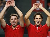 vcart tenist Stanislas Wawrinka (vlevo) a Roger Federer se raduj z vhry nad Belgi