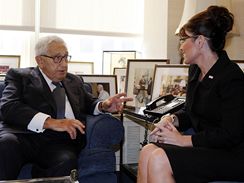 Sarah Palinov a Henry Kissinger (23. z 2008)