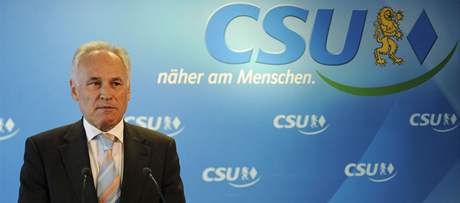éf nmecké CSU Erwin Huber oznamuje médiím svou rezignaci po volebním debaklu jeho strany v Bavorsku