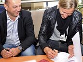 Marek Heinz podepisuje smlouvu s brněnským klubem, vlevo hráčův manažer Pavel Zíka Marek Heinz podepisuje smlouvu s brněnským klubem, vlevo hráčův manažer Pavel Zíka