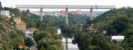 elezniní most ve Znojm opravují dlníci