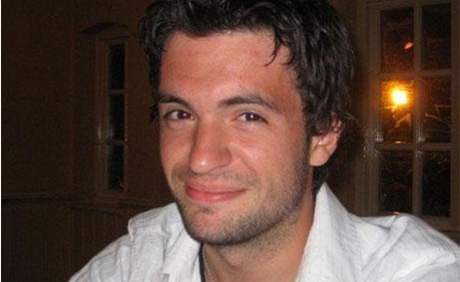Britský student Jason Venezia se kvli sázce upil k smrti. Za dvacet minut vypil 15 panák vodky.