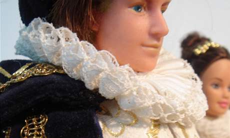 Panenky pedstavují miniatury historických kostým v Baron Trenck Gallery