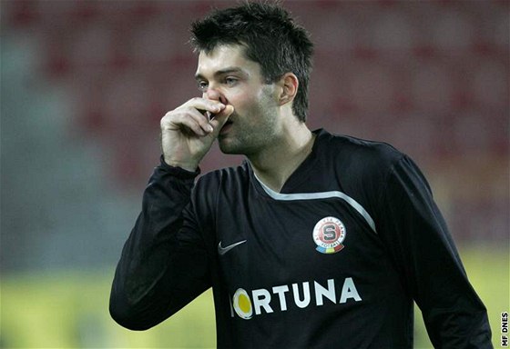 Zklamaný sparanský branká Matú Kozáik. Pustil ti góly a tým v Poháru UEFA koní.