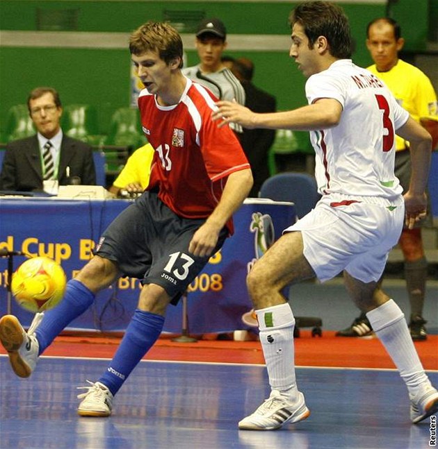 esko - Írán (futsal): Taheri (vpravo) brání Slámu