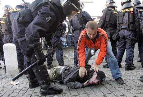 Policie se ped zápasem stetla s rowdies a 300 jich zadrela.