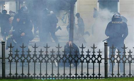 Chorvattí fanouci se v Praze stetli i s policií.