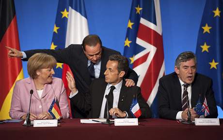 Nmecká kancléka Angela Merkelová, italský premiér Silvio Berlusconi, francouzský prezident Nicolas Sarkozy a britský premiér Gordon Brown po jednání o eení celosvtové finanní krize.