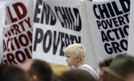 Ministerský pedseda Gordon Brown pislíbil vyeit problém dtské chudoby bhem pítích dvanácti let.