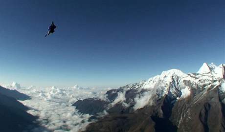 Parautisté vyskoili z letadla ve výce 142 metr nad vrcholkem hory.