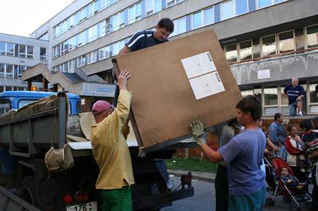 Vysthovaní Romové dostali od msta poslední anci ke splacení svých dluh. Jestli do 14 dn nezaplatí, skoní na ulici.