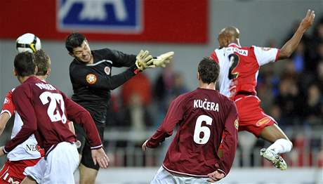 Sparta - Slavia: Mickael Tavares dává druhý gól slavie v derby.