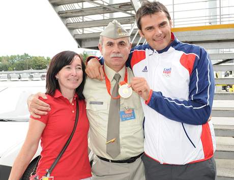 éf Dukly Jaroslav Priák (uprosted) s olympijským vítzem Davidem Kosteleckým a jeho psycholokou Evou auerovou