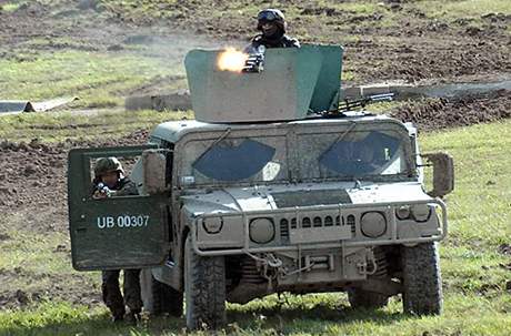 etí vojáci se dostali pod palbu, kdy kontrolovali oblast ve vozidlech Humvee. Ilustraní foto