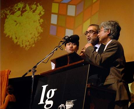 Toijuki Nakagaki s  vdeckými kolegy pevzal Ig Nobelovu cenu za objev, e améby dokáou eit rébusy.