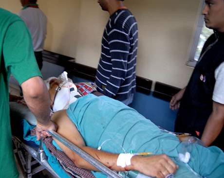 Úterní letecké netstí v Nepálu peil pouze jeden len posádky. Záchranái ho pevezli helikoptérou do nemocnice v Káthmándú.